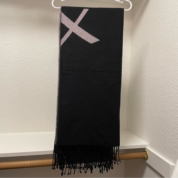 Victoria’s Secret 💕Lightweight soft & cozy throw blanket - Picture 5 of 9